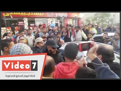 شاهد جمهور أحمد السقا يحاصره فى جنازة أحمد راتب