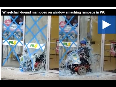 شاهد رجل يحطم بابًا زجاجيًا بكرسيه المتحرك