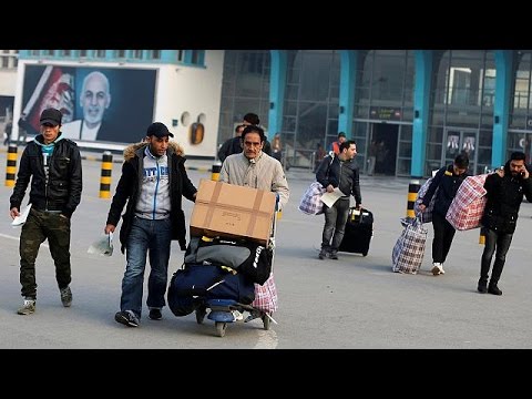 بالفيديو  ألمانيا تُرحَلُ 50 لاجئًا أفغانيا