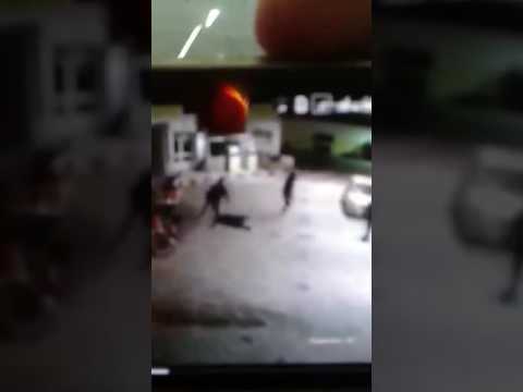 شاهد 5 رجال يعتدون بوحشية على عامل في محطة وقود