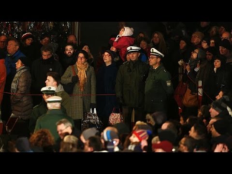 شاهد طفل يشتبه في انتمائه لـداعش حاول تفجير قنبلة بسوق غرب البلاد