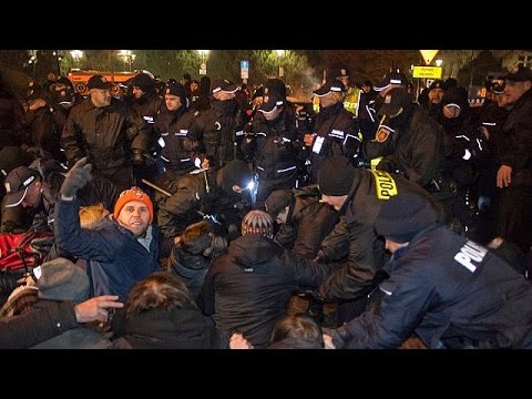 شاهد المعارضة تُشدِّد الضغط على الحكومة في بولندا