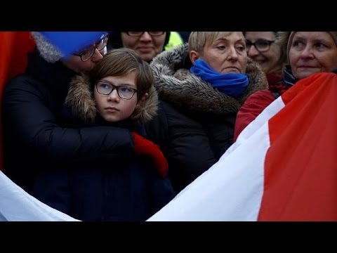 شاهد الشرطة البولندية تفك الحصار على البرلمان في وارسو