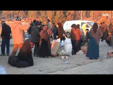 شاهد إجلاء 400 مدني إلى ريف حلب الغربي