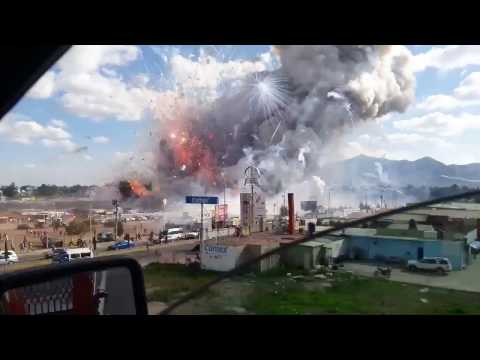 بالفيديو لحظات وقوع انفجار تسبب في اختفاء سوق للألعاب النارية في المكسيك