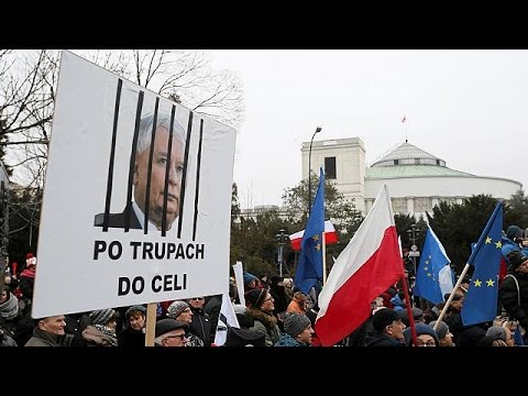 شاهد السلطات البولندية بين نارَيْ المعارضة والاتحاد الأوروبي