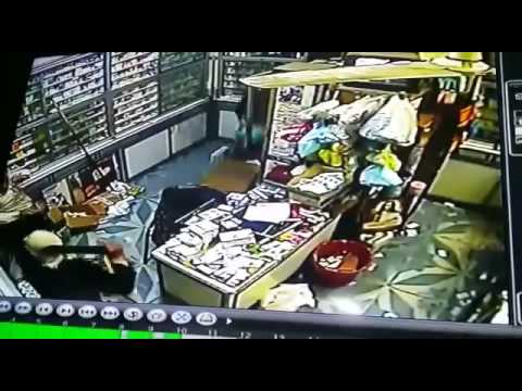 شاهد لحظة اقتحام مسلحين لصيدلية وسرقتها في أسوان