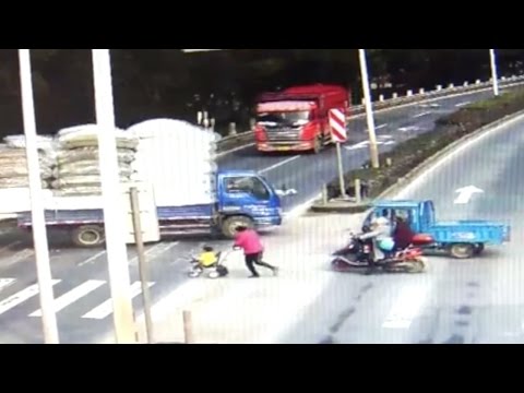 شاحنة تدهس طفلا محظوظا فيخرج من الحادث على قدميه