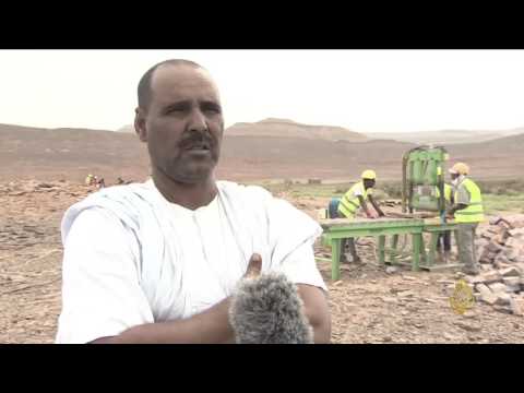 شاهد استخراج الحجارة من الصخور بطريقة بدائية في آدرار الموريتانية