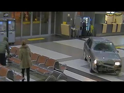 شاهد عاشق مخمور يقتحم المطار بسيارته لاستقبال حبيبته