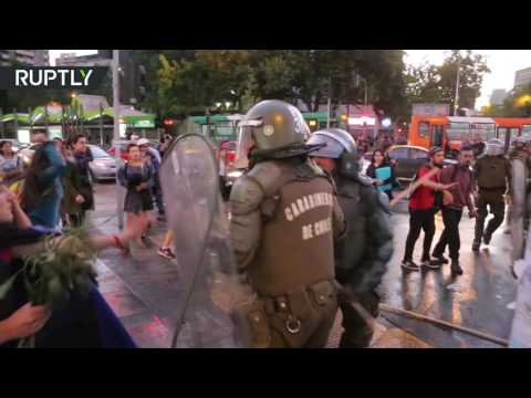 شاهد إصابة 4 رجال شرطة واعتقال 5 متظاهرين في العاصمة التشيلية