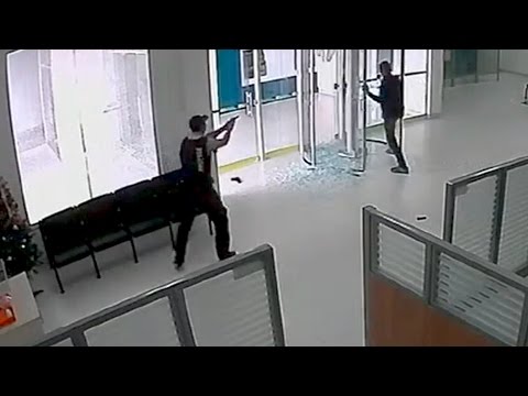 شاهد نهاية درامية للص حاول سرقة بنك بمسدس لعبة