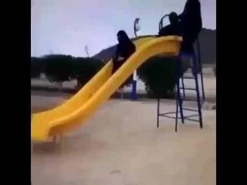 شاهد لحظة تعرض فتاة سعودية لموقف محرج