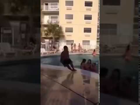 شاهد  شاب يتعرض لموقف محرج أثناء استعراض مهاراته في القفز