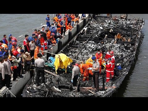 شاهد اعتقال قبطان سفينة أندونيسية اندلع فيها حريق