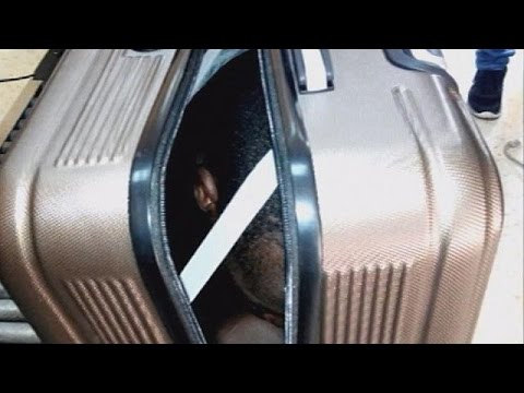 شاهد محاولة تهريب مهاجر داخل حقيبة سفر نحو سبتة