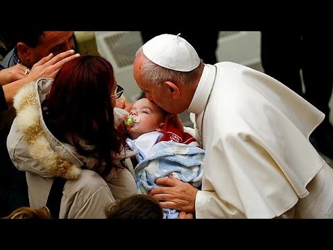 شاهد البابا فرنسيس يدعو الإيطاليين منكوبي الزلازل إلى إعادة بناء القلوب كما المنازل