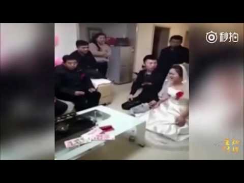شاهد عروس تلقي المهر في وجه حماها
