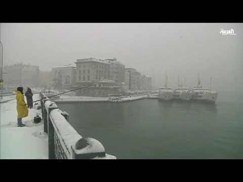 شاهد عاصفة ثلجية تشل مدينة إسطنبول