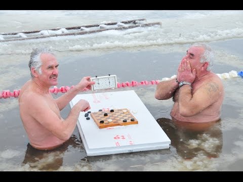 شاهد مواطنو لاتفيا يتحدون الشتاء القارس بالسباحة والشطرنج