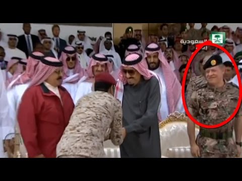 بالفيديو ردة فعل العاهل السعودي عندما نسي الشاعر التسليم على ملك الاردن
