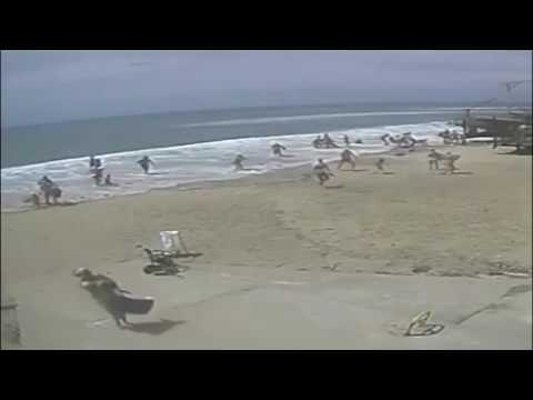 بالفيديو غرق عدة أشخاص على أحد  الشواطئ الجزائرية