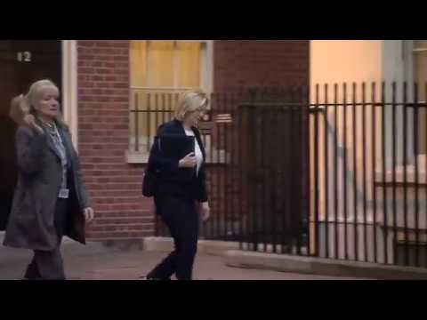 حذاء وزيرة داخلية بريطانيا يضعها في موقف محرج