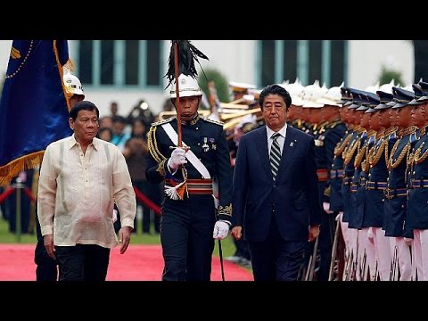 شاهد رئيس الوزراء الياباني شينزو أبيه يزور الفلبين