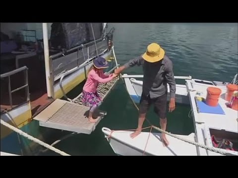 شاهد فتاهَ آلاَنْ وابنتُه كْيُو في البحر لمدة شهر