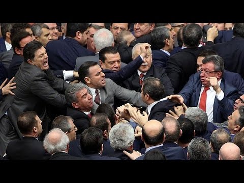 شجار في البرلمان التركي بسبب التعديلات الدستورية