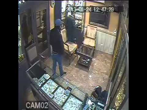 شاهد لحظة قتل صاحب متجر للص حاول سرقته