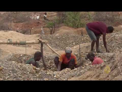 شاهد مهنة البحث عن الحجارة الكريمة في مدغشقر