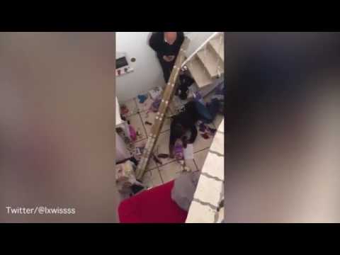 لحظة سقوط رجل أثناء تعليقه نجفة