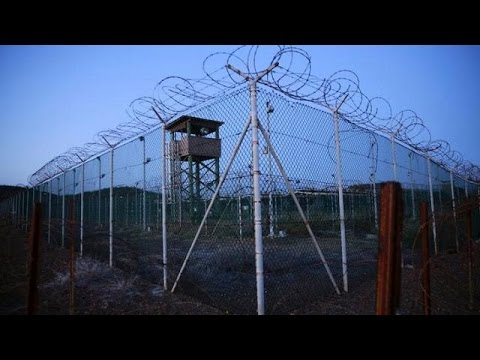 شاهد وصول 10 سجناء من غوانتانامو إلى سلطنة عمان