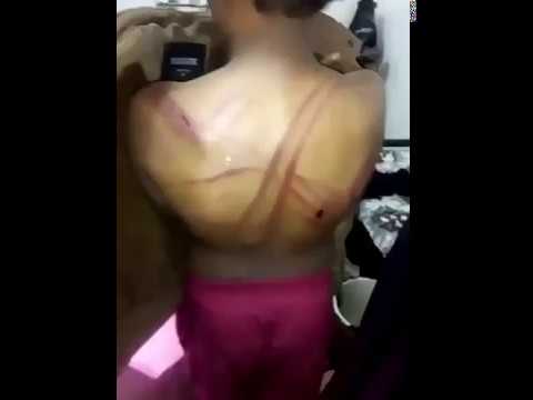 شاهد طفل يتيم يتعرّض للتعنيف من زوج والدته في تبوك