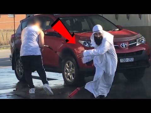 بالفيديو  مقلب إرهابي بوضع قنبلة في الطريق