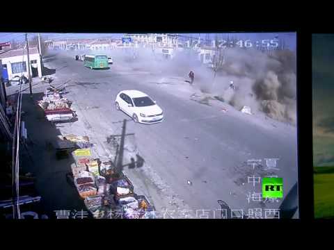 شاهد لحظة اقتحام شاحنة بسرعة خيالية لمنازل في الصين