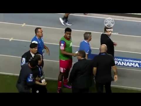 مشاجرة بين مدربي كرة قدم على أرض الملعب