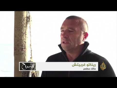 شاهد  شاب ينقذ محاولي الانتحار في صربيا