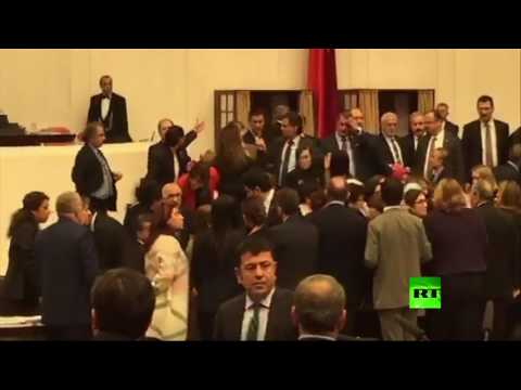 اشتباكات نسائية عنيفة في برلمان تركيا