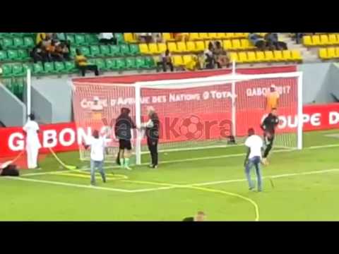 شاهد الأمن الغابوني يعتدي على جماهير مباراة غانا ومالي