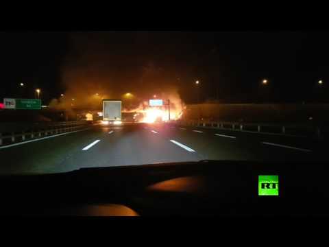 شاهد لحظة اندلاع حريق في حافلة الطلاب إيطالية