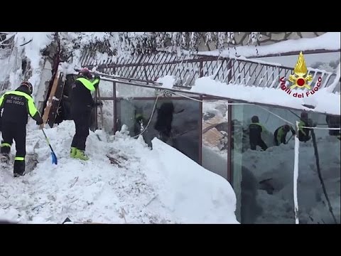 بالفيديو ارتفاع عدد ضحايا الانهيار الثلجي في إيطاليا إلى 14 شخصًا