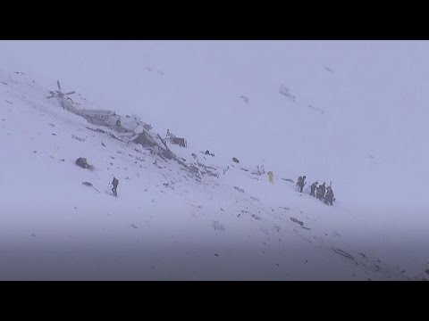 شاهد  مقتل 6 أشخاص في سقوط مروحية في جبال أَبْرُوتْسُو الإيطالية