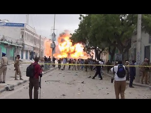مقتل وإصابة العشرات في تفجير سيارتين مفخختين في مقديشو
