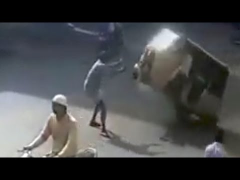 توك توك يقتل أحد المارة كالحصان الهائج