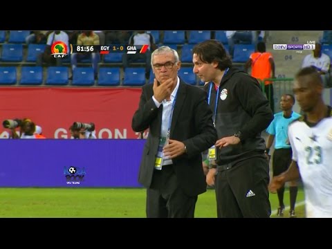 شاهد لاعب غاني يبصق علي مدرّب المنتخب المصري
