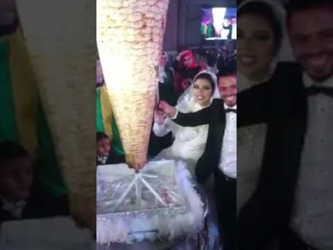 لحظة تقطيع تورتة الشاورما في زفاف لاعب الحرس
