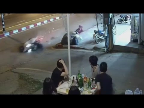 زبائن مقهى فى تايلاند يشاهدون حادثًا مروعًا