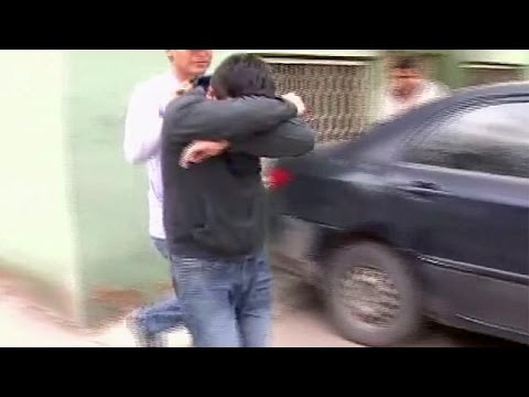 شاهد اعتقال شخصين بتهمة مقتل سيدة بولندية